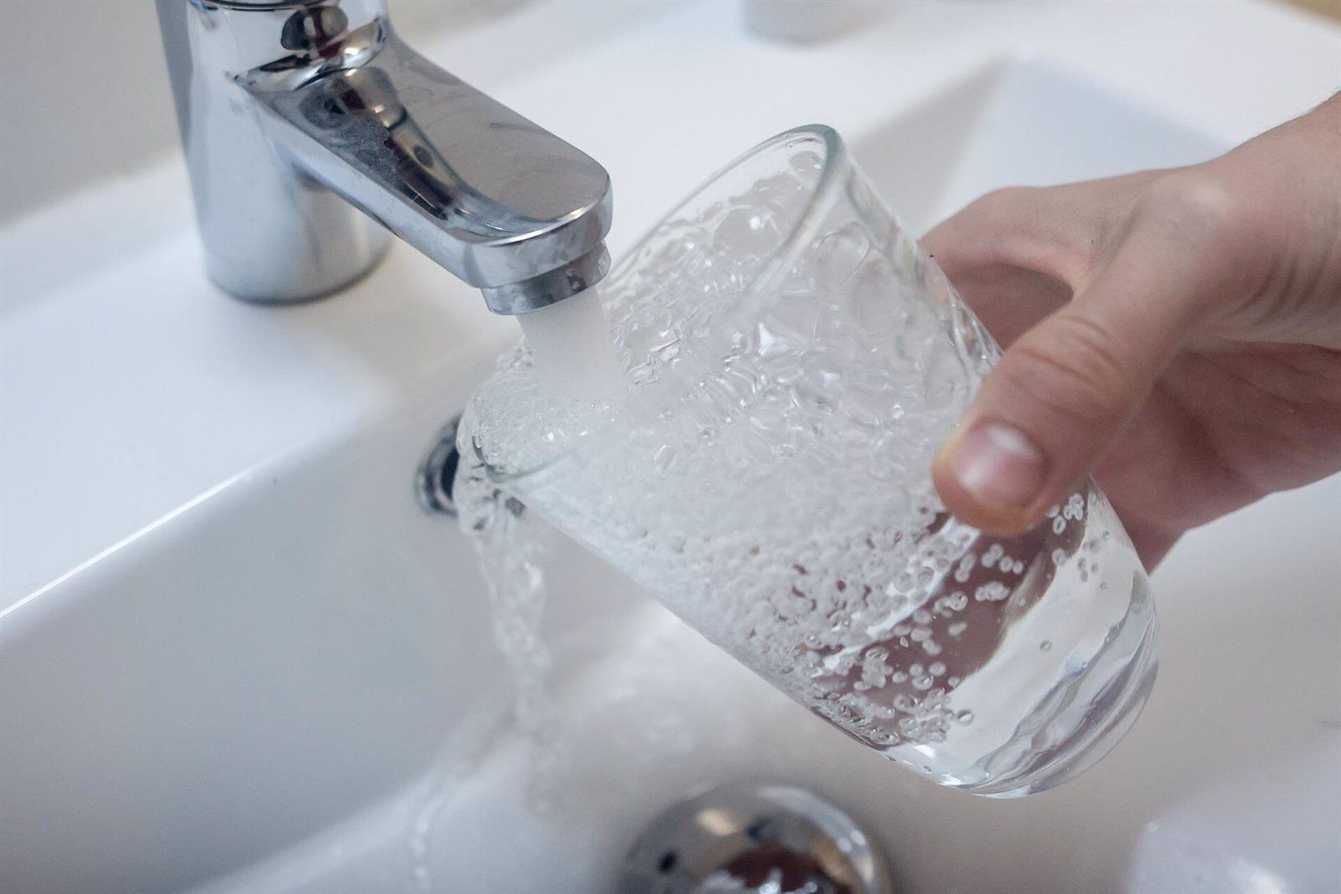 Archivo - Imagen de archivo de una persona llenando un vaso de agua. - Ricardo Rubio - Europa Press - Archivo