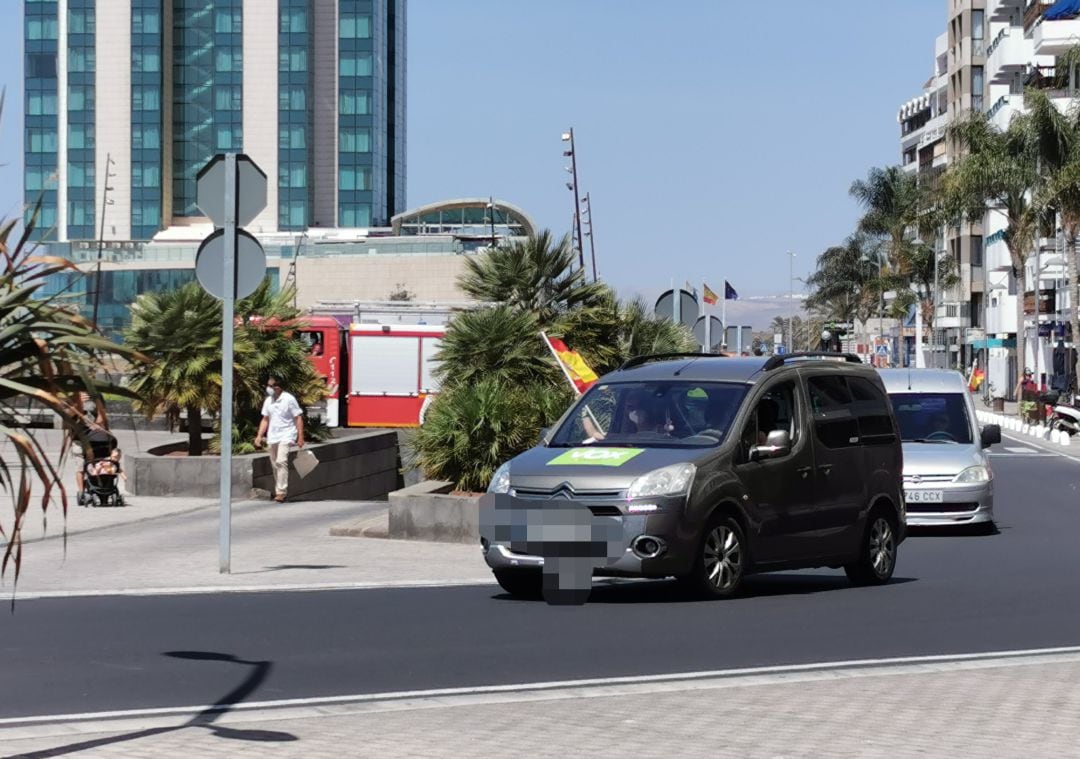 Un grupo de vehículos con con banderas de España y símbolos ultraderechistas ha recorrido las calles de Lanzarote 