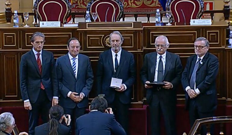 El arquitecto Guillermo Vázquez Consuegra, en el centro de la imagen, tras recibir en el Senado la Medalla de Oro de la Arquitectura Española