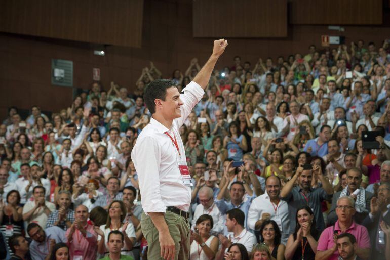 Pedro Sánchez, hace un gesto al subir al escenario tras ser proclamado durante el congreso federal extraordinario celebrado en 2014. 