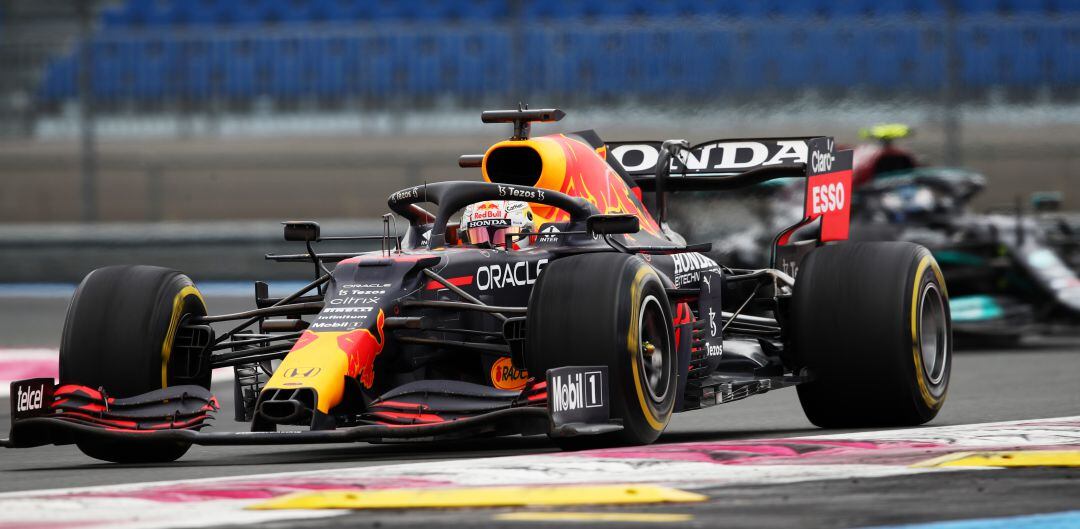 Verstappen supera a Hamilton a pocas curvas del final