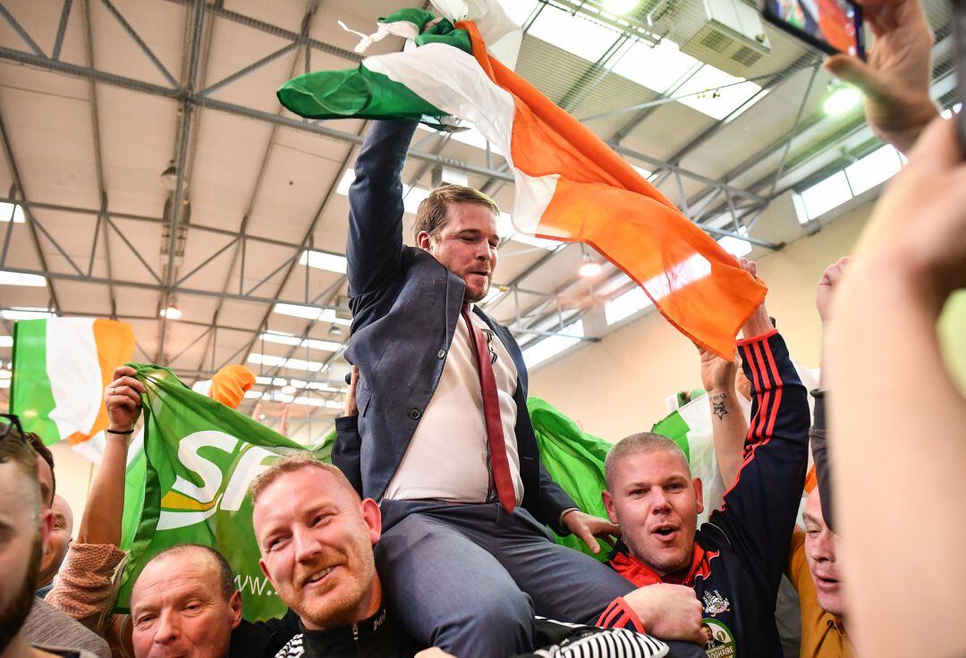 Miembros del Sinn Fein celebran la posible victoria.