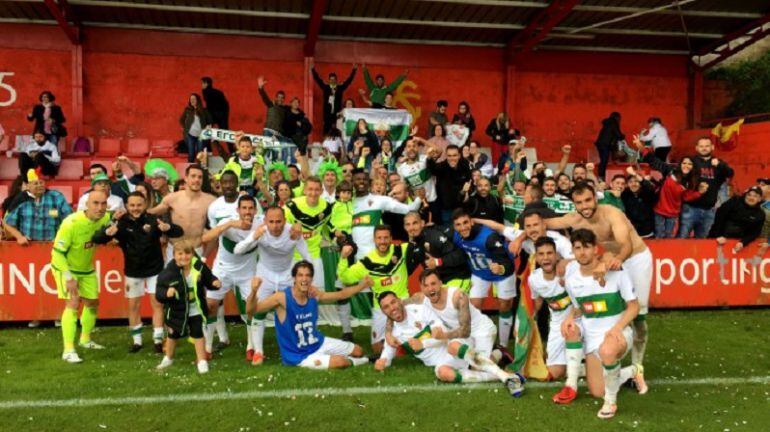 Jugadores y aficionados del Elche en Mareo tras eliminar al Sporting B