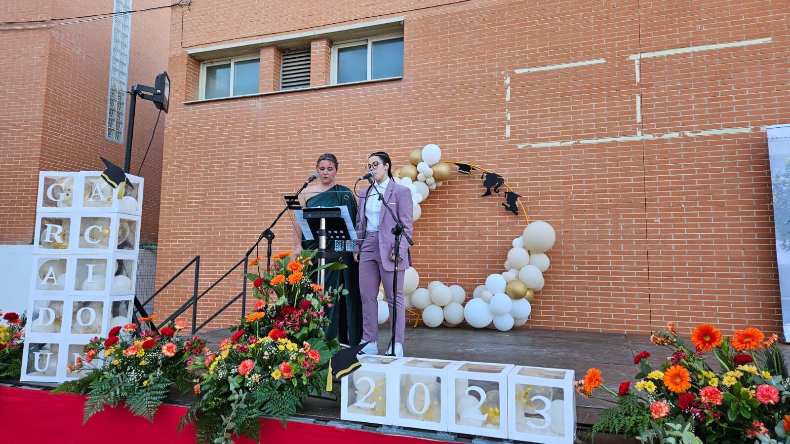 presentadoras del acto de graduación del IES 'Juan López Morillas', Margarita Caballero (Dcha) y María Rodríguez (Izqda)