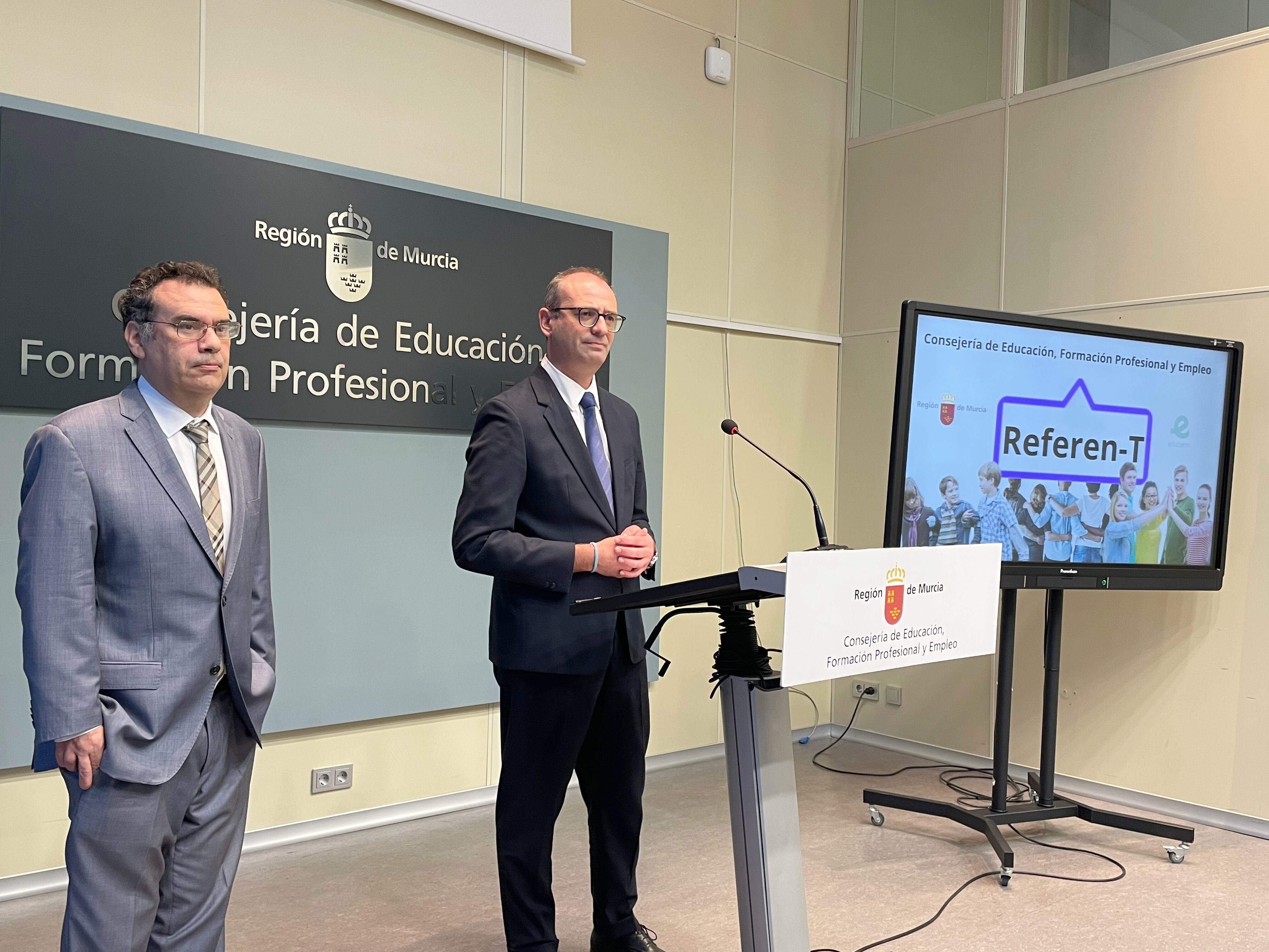 El consejero de Educación, Formación Profesional y Empleo, Víctor Marín y el profesor de Economía Aplicada, Ismael Sanz, en la presentación del programa REFEREN-T