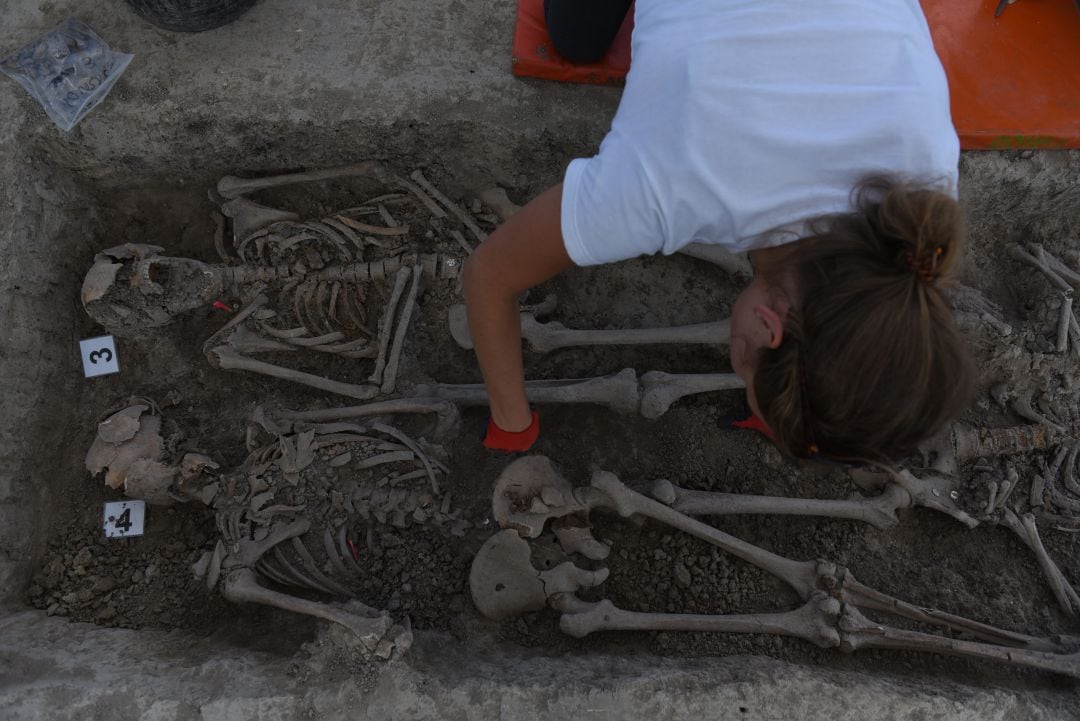 Un voluntario de la asociación &#039;Aranzadi&#039; en la foto buscando los restos de siete personas asesinadas por las fuerzas franquistas en 1936 y colocadas en una fosa común cerca del pequeño pueblo de Cobertelada, provincia de Soria.