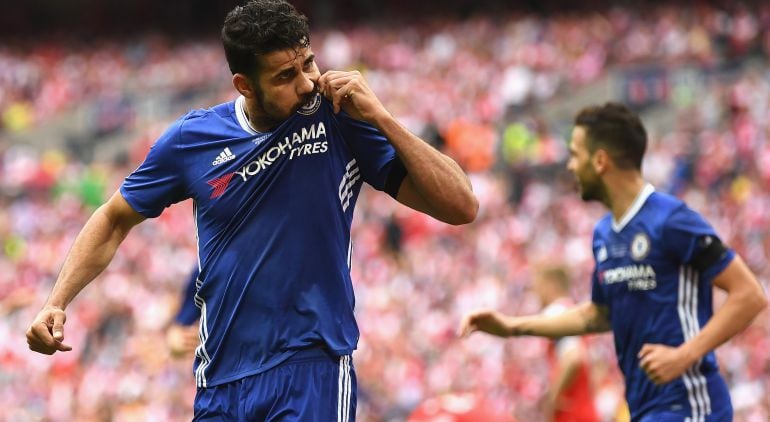 Diego Costa besa el escudo del Chelsea durante un partido de la pasada temporada