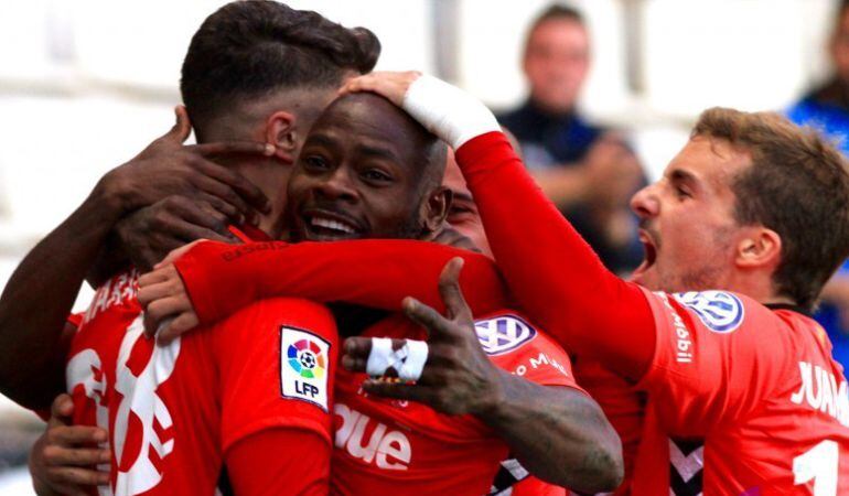 Emaná celebrà el gol contra el Numancia amb els seus companys.