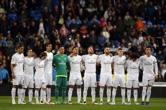 Los jugadores del Real Madrid durante el minuto de silencio por las víctimas del terremoto de Ecuador en el Bernabéu