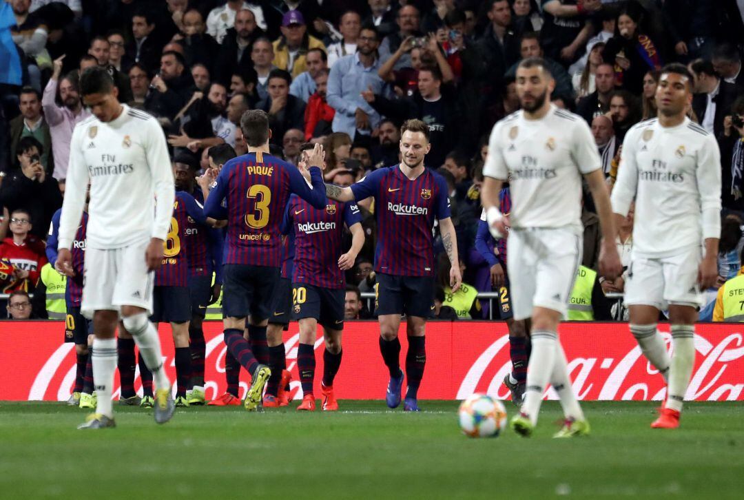 Los jugadores del FC Barcelona celebran el tercer gol del equipo blaugrana. 