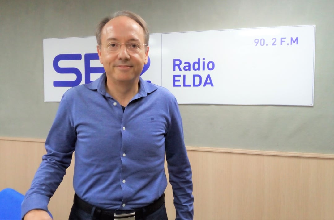 Dr. David Esteve en el estudio de Radio Elda SEr