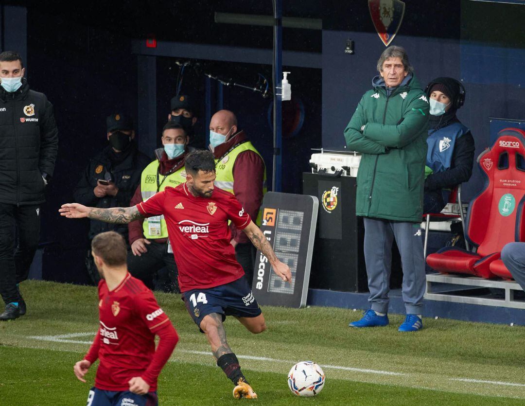 El entrenador del Betis, el chileno Manuel Pellegrini, dirige a sus jugadores durante el partido que han disputado ante Osasuna esta tarde en el Estadio de El Sadar correspondiente a la décimo segunda jornada de la Liga Santander EFE Jesús Diges