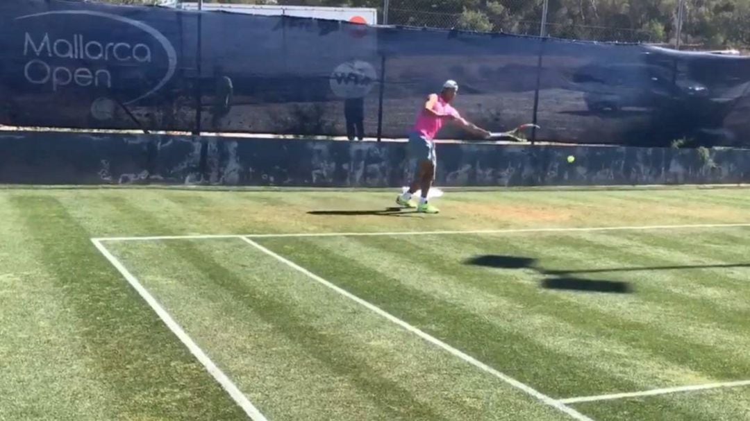 Rafa Nadal entrenando en las pistas del Mallorca Open.