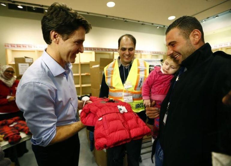 Justin Trudeau, primer ministro de Canadá, recibe a refugiados sirios en el aeropuerto de Toronto 