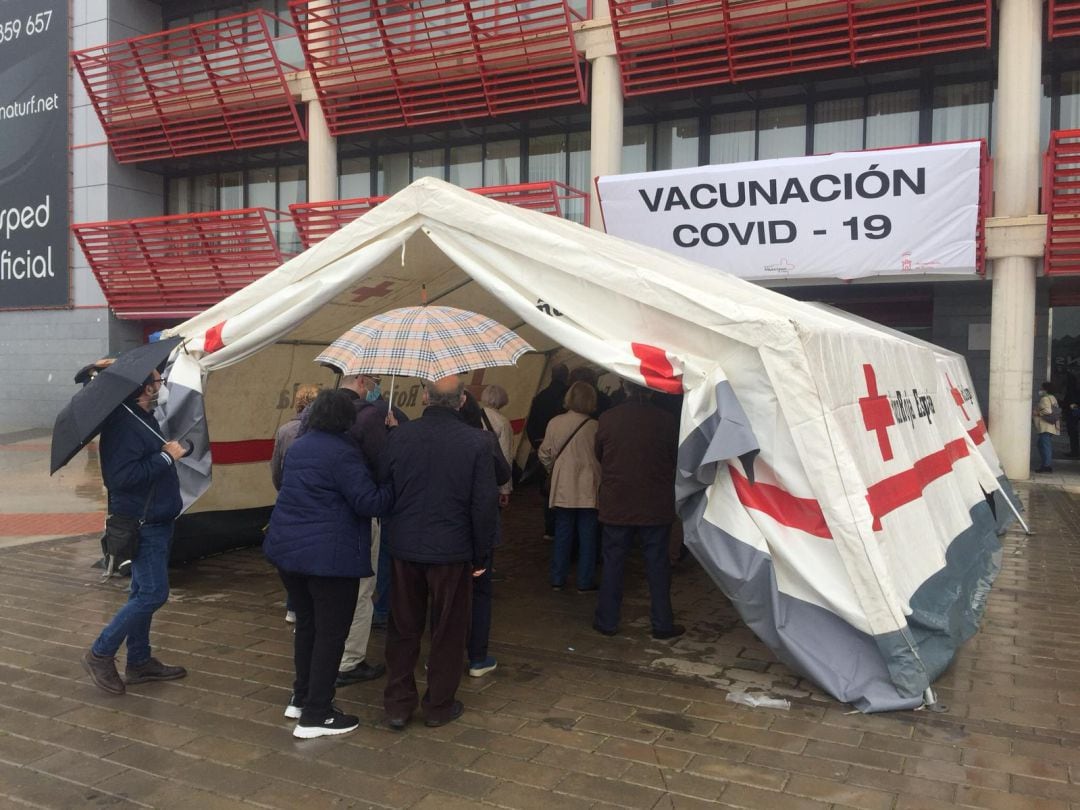 Entrada a la vacunación en el Estadio Nueva Condomina