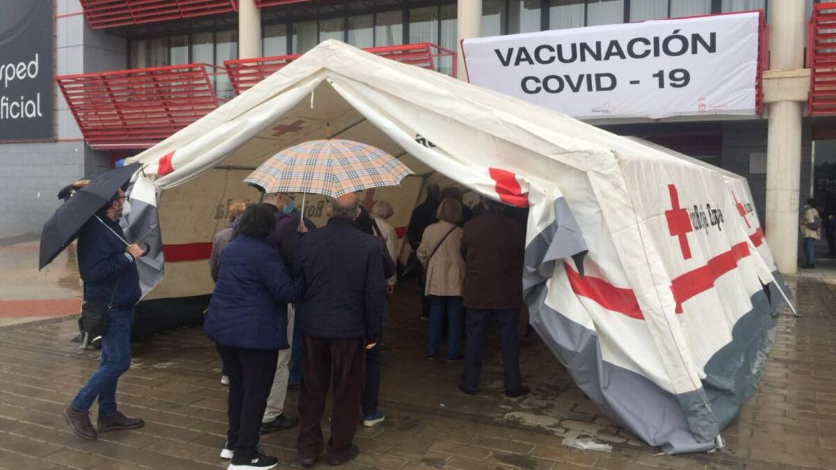 Se aplaza la vacuna de mil personas en Nueva Condomina por "un error logístico"