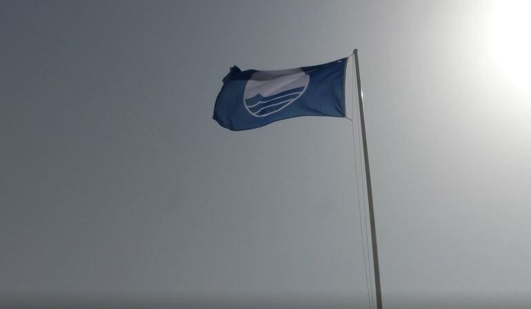 Bandera azul de la playa de El Carabassí izada