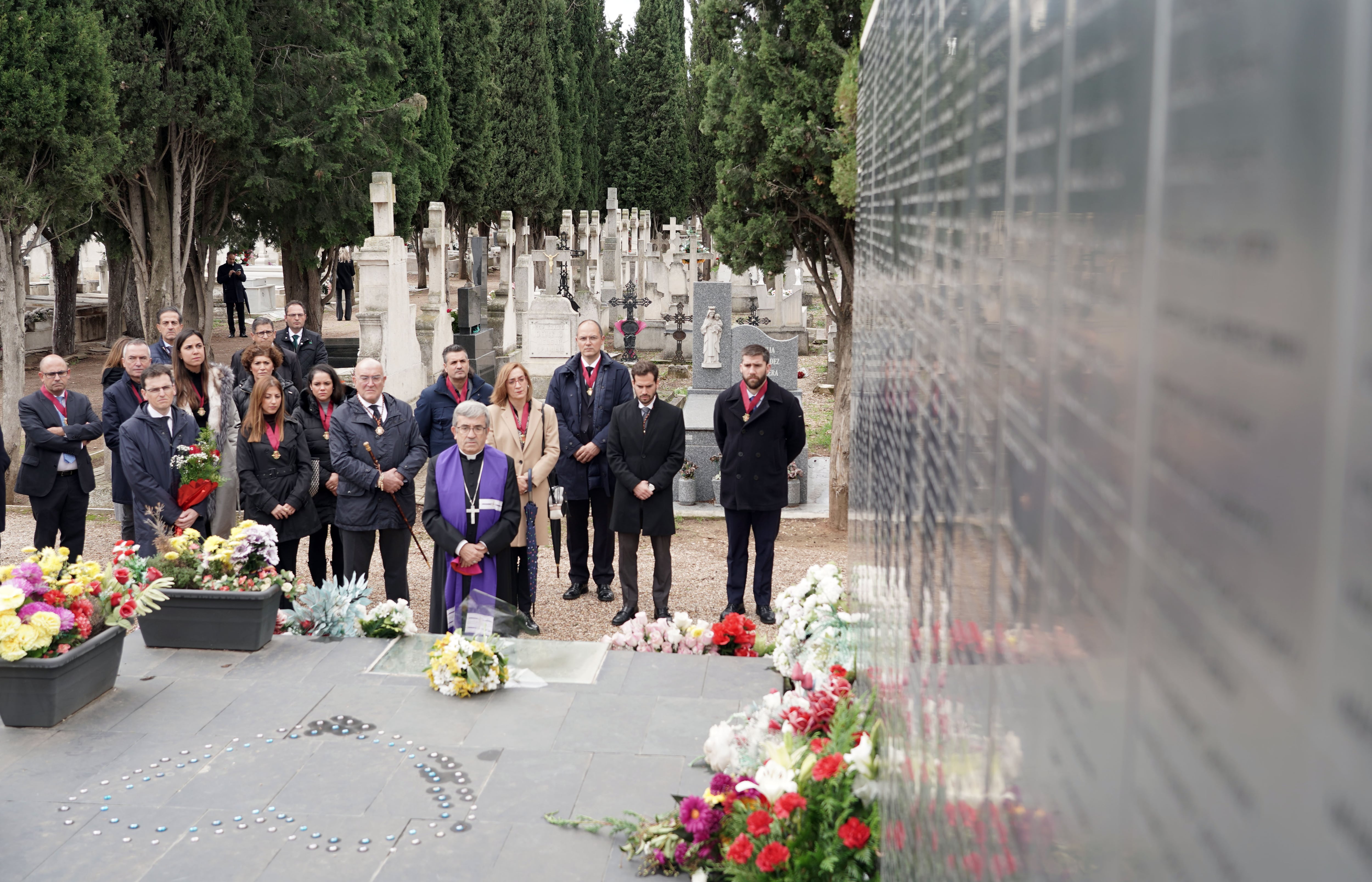 El alcalde de Valladolid, Jesús Julio Carnero, asiste a los actos institucionales en el cementerio municipal de El Carmen con motivo del Día de Todos los Santos.