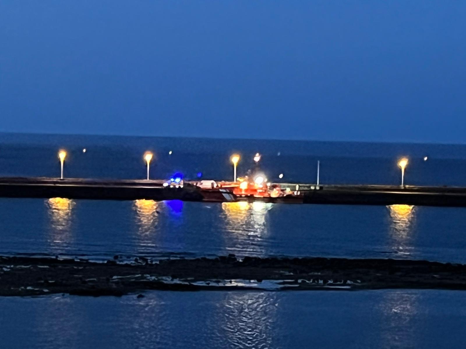 Atención humanitaria a personas trasladadas hasta el antiguo muelle comercial de Arrecife y que han sido localizadas próximas a las costas de Lanzarote este jueves 12 de mayo.