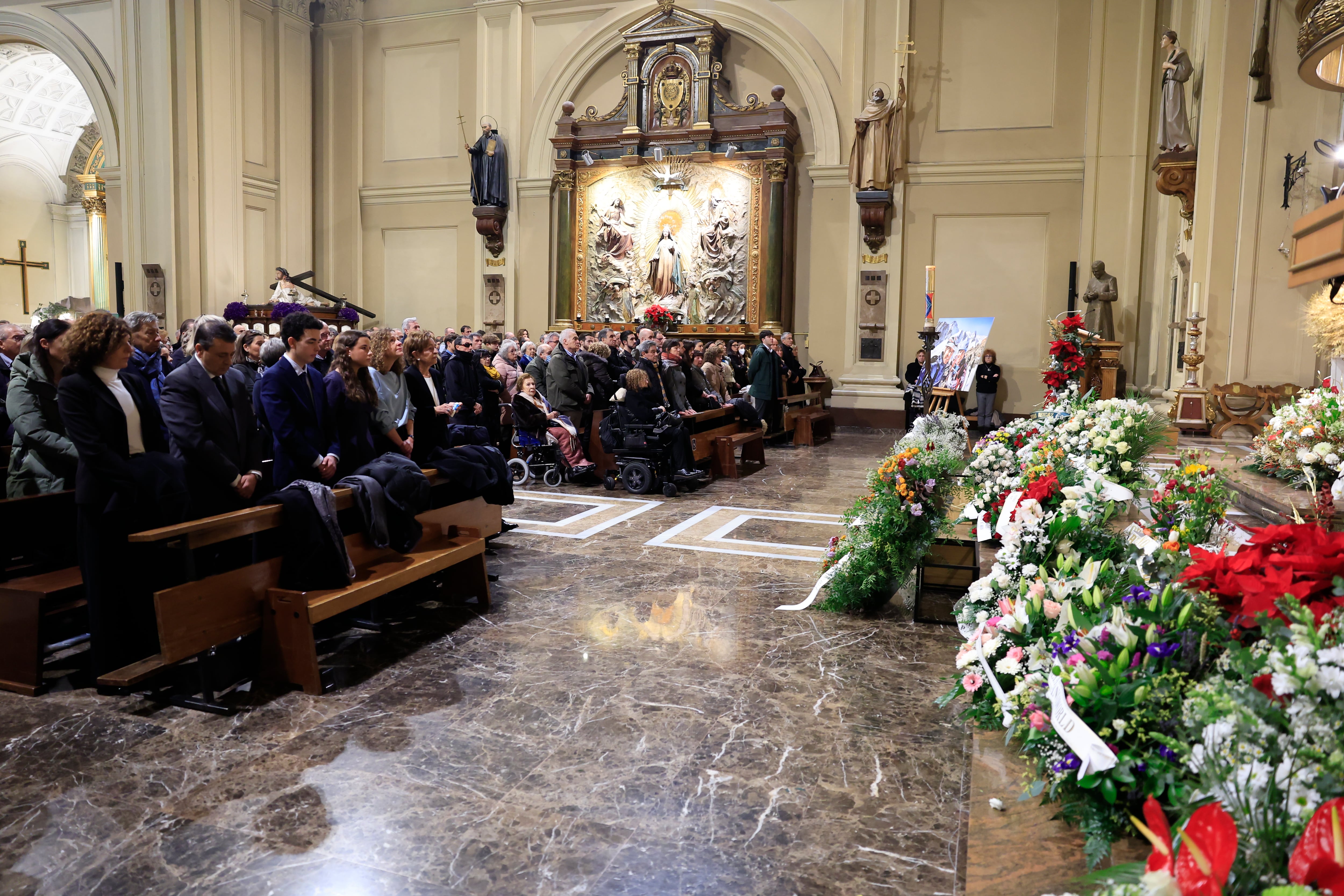 ZARAGOZA, 03/01/2026.- Funeral celebrado este miércoles en la basílica de Santa Engracia de Zaragoza por los montañeros fallecidos este lunes en Panticosa. Tres esquiadores, dos hombres y una mujer, fallecieron y otra mujer resultó herida tras ser arrollados por un alud cuando practicaban esquí de montaña en la ladera oeste del pico Tablato, en el zona del Balneario de Panticosa, en el Pirineo de Huesca, junto a otros dos montañeros que resultaron ilesos. EFE/ Javier Cebollada