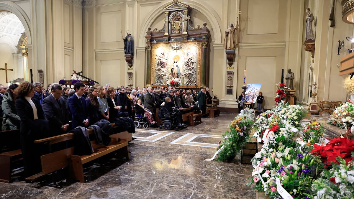 Multitudinario adiós a Jorge García-Dihinx y Natalia Román