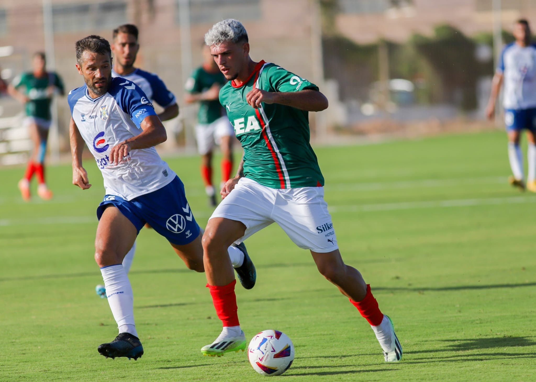 Aitor Sanz persigue al tinerfeño Javi López, del Deportivo Alavés.