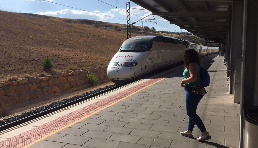 Un AVE en la estación Fernando Zóbel de Cuenca.