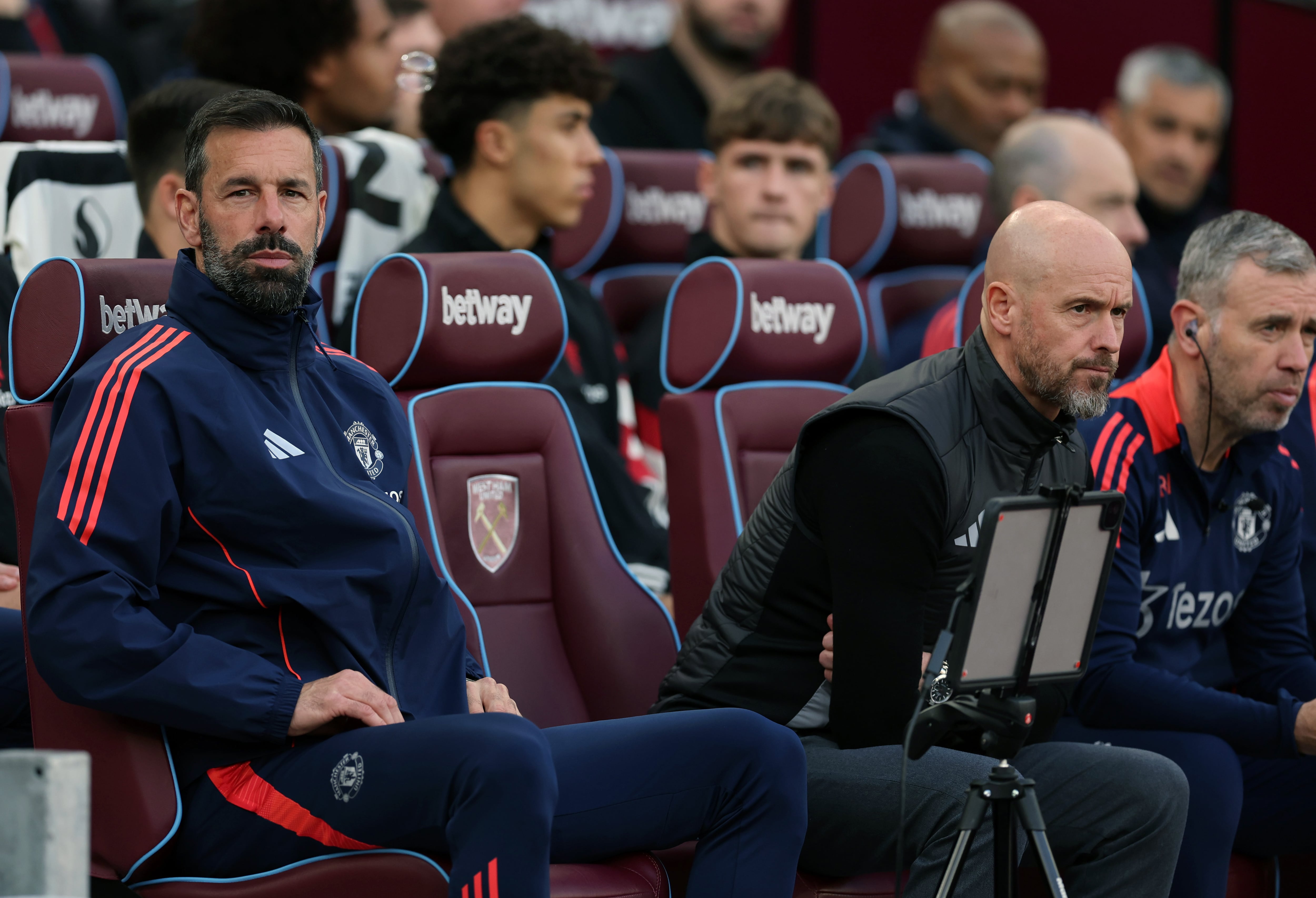 Erik ten Hag Manager y Ruud van Nistelrooy durante el partido que enfrentó al Manchester United con el West Ham