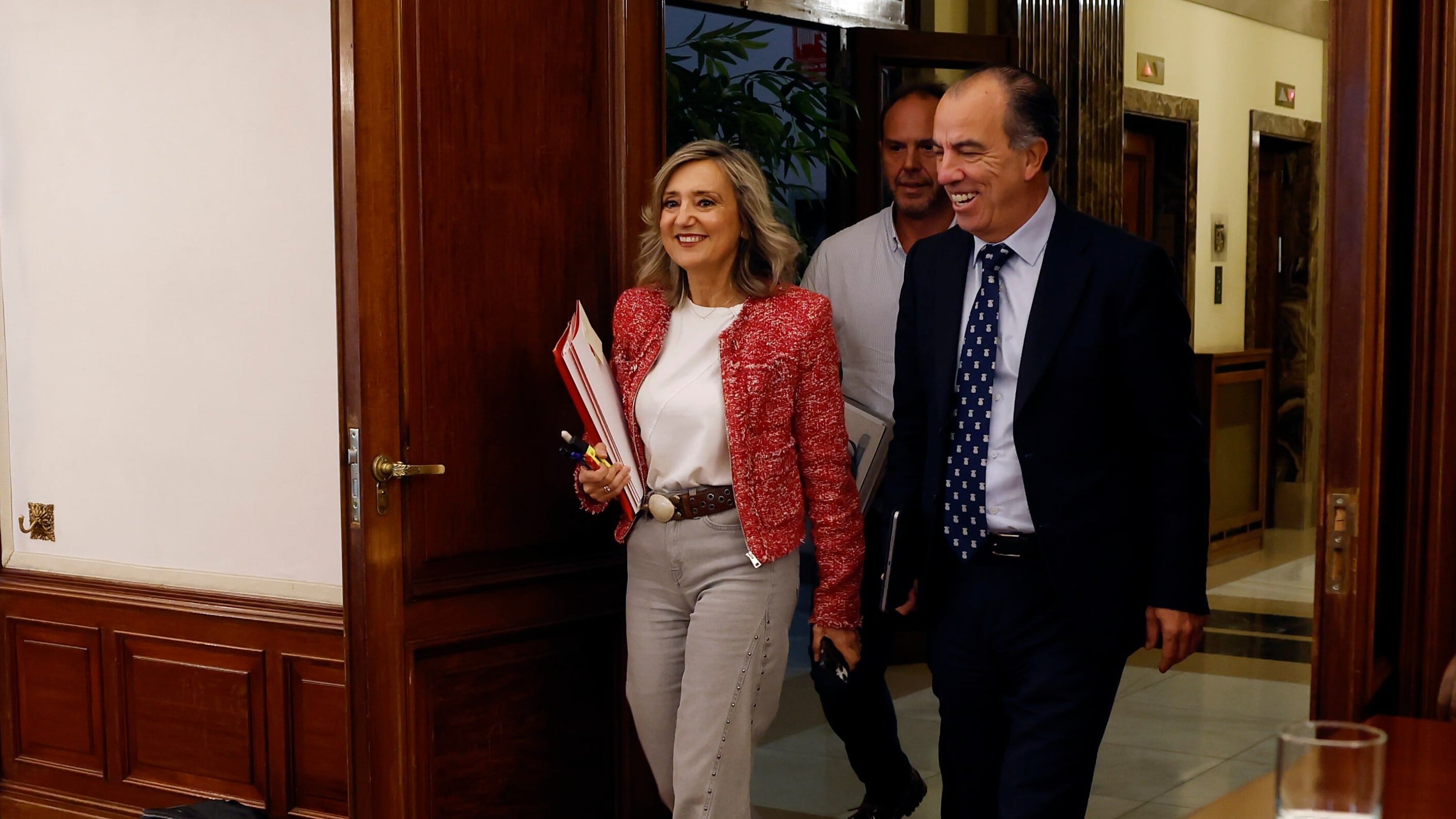 Cristina Ibarrola (UPN) y Carlos García Adanero (PP) acceden al salón del plenos del Ayuntamiento de Pamplona