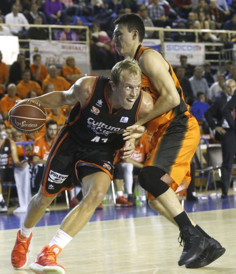 GRA289. FUENLABRADA (MADRID), 05-11-2016.- El escolta mexicano del Montakit Fuenlabrada Paco Cruz (d) intenta impedir el avance del ala-pívot estadounidense del Valencia Basket Luke Sikma (i), durante el partido de la séptima jornada de la Liga ACB que se