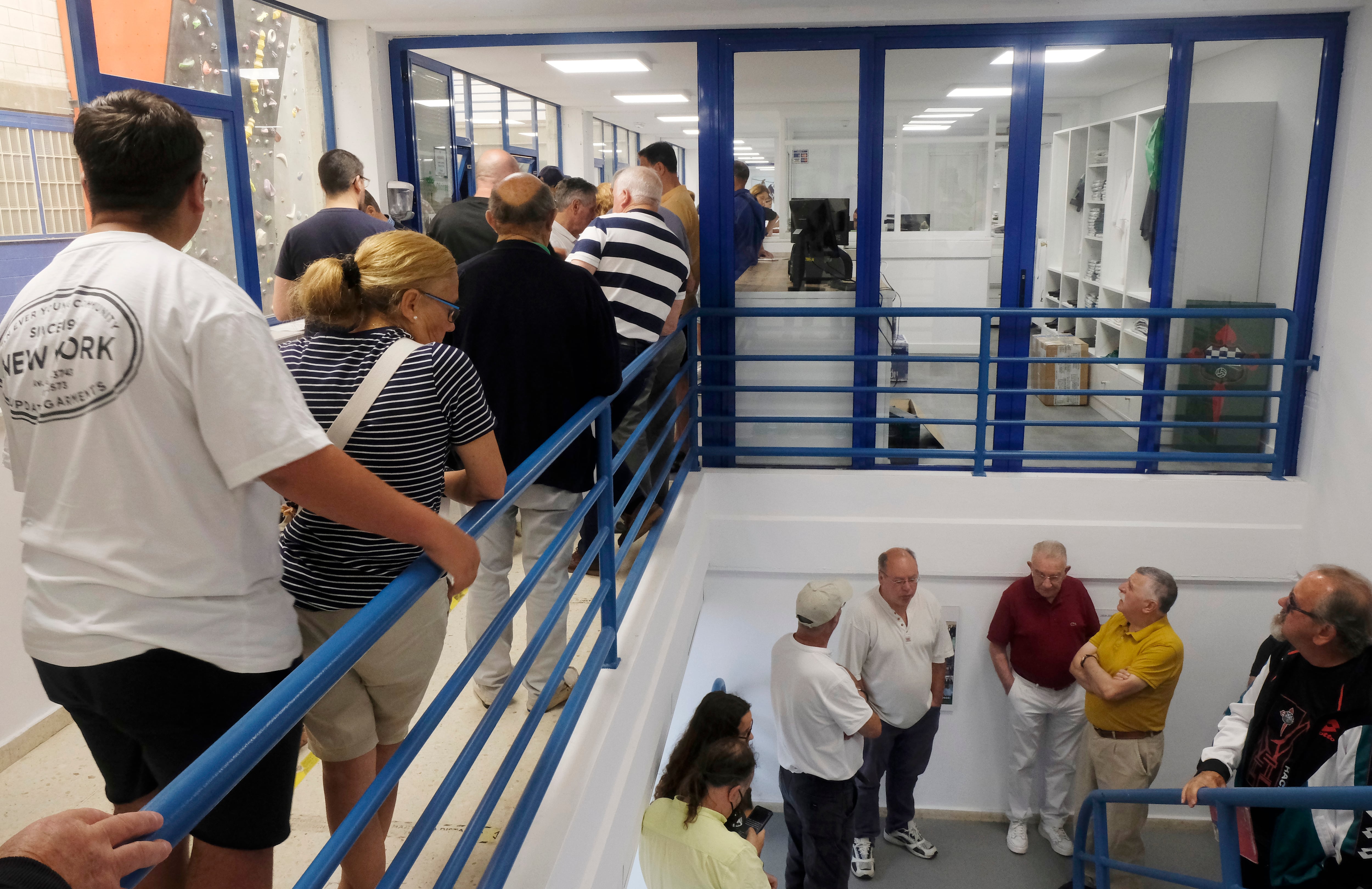 Cola de aficionados del Racing en las oficinas del club en el estadio de A Malata, donde este lunes ha comenzado la campaña de renovación de abonos para la próxima temporada (foto: Kiko Delgado / EFE)