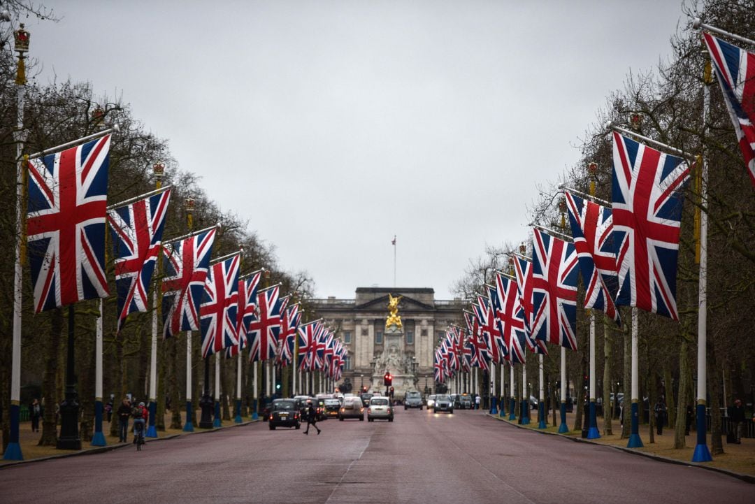 Banderas del país han sido colocadas en la conocida avenida The Mall, que une el Palacio de Buckingham con la zona gubernamental de Londres