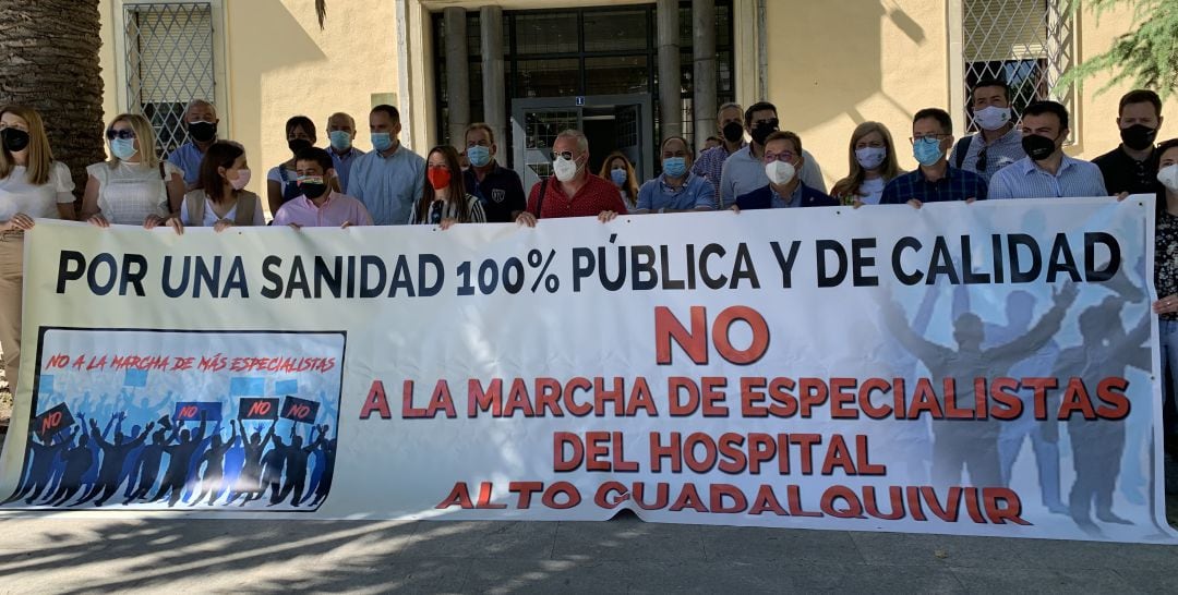 Alcaldes concentrados ante las puertas de la Delegación de la Junta de Andalucía en Jaén.