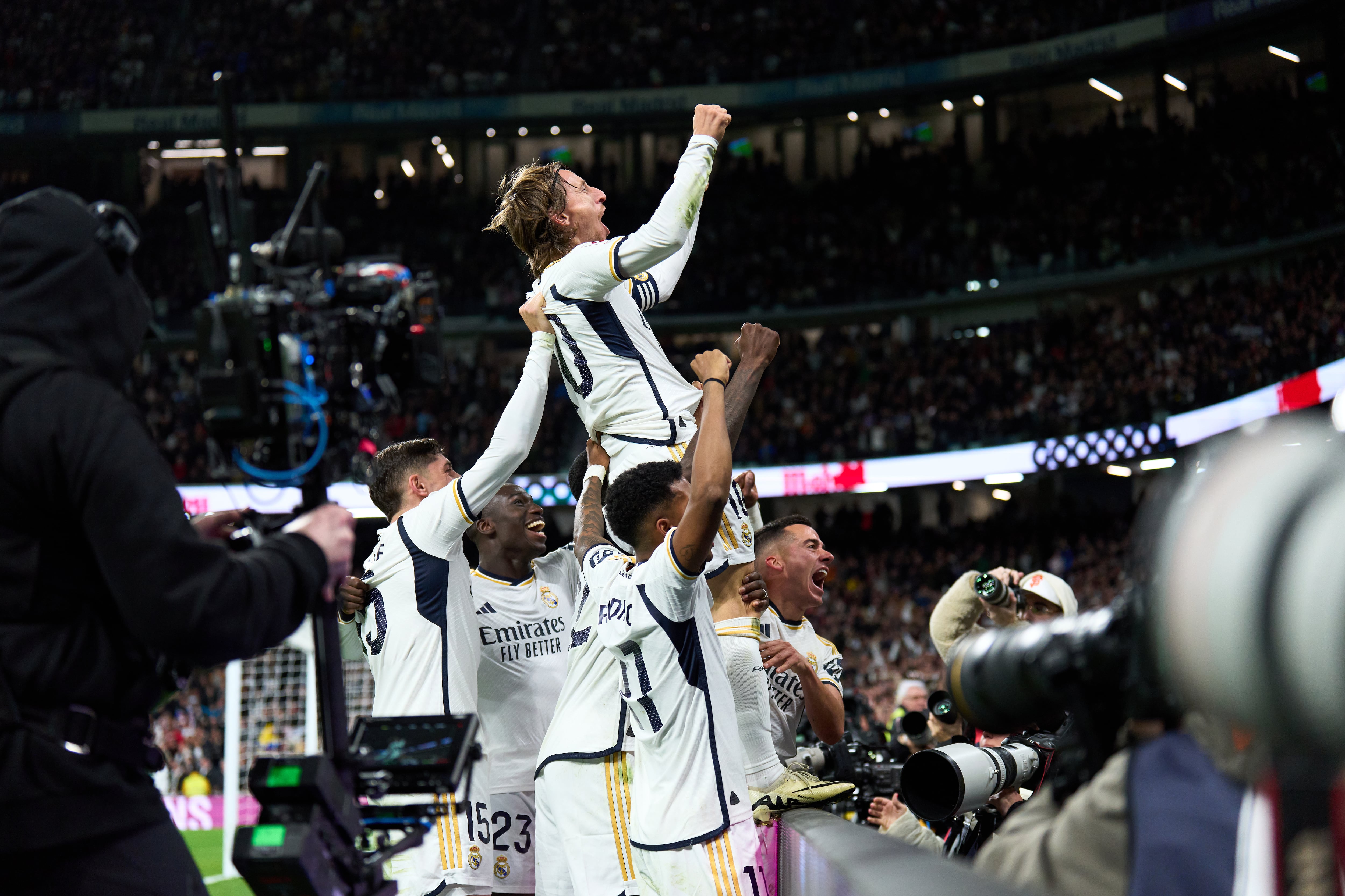 Luka Modric celebra su gol en LaLiga EA Sports en el encuentro entre el Real Madrid y el Sevilla disputado en el Estadio Santiago Bernabéu. (Photo by Angel Martinez/Getty Images)