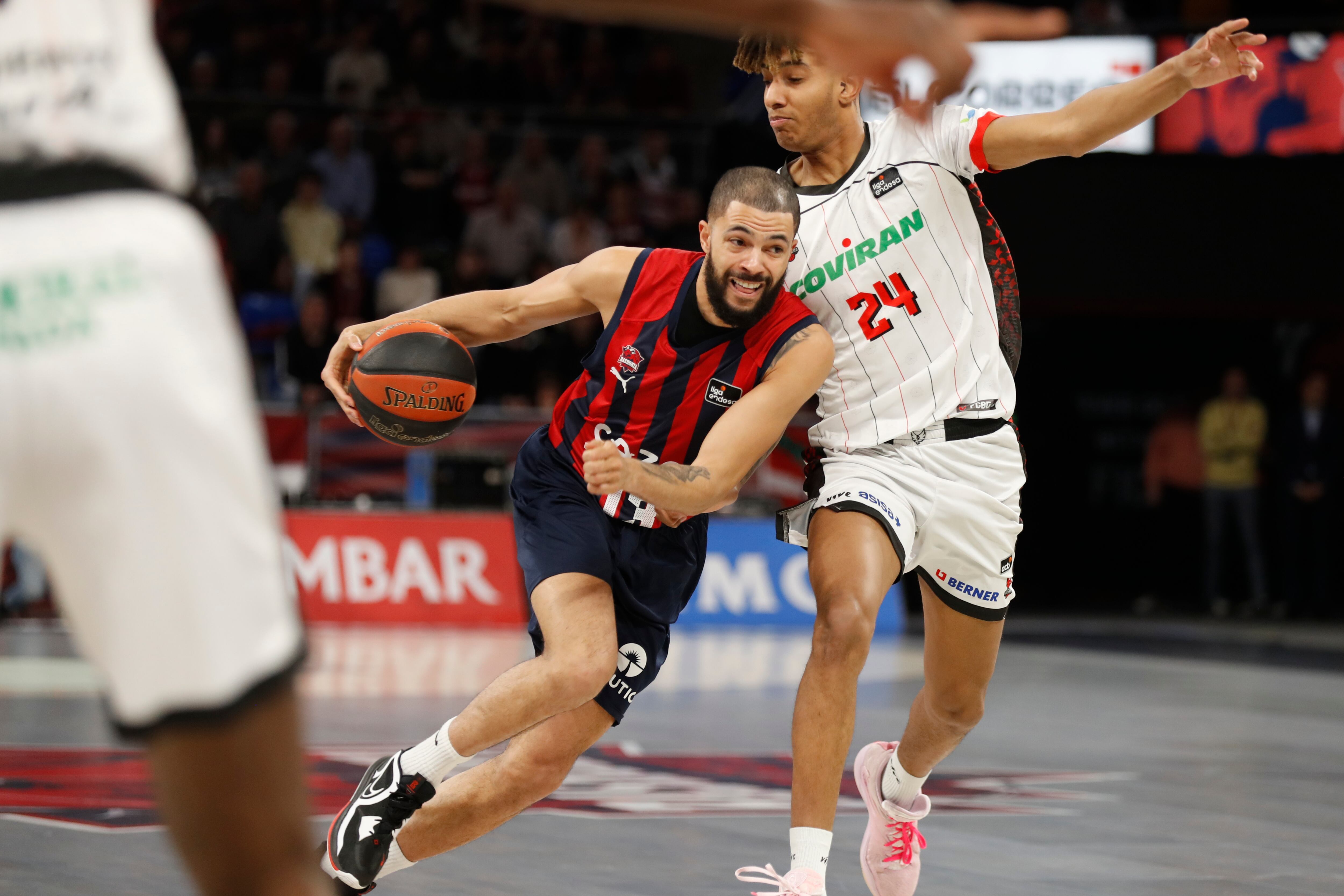 Darius Thompson trata de avanzar ante la defensa de Michael Caicedo. EFE/ David Aguilar