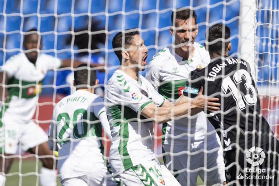 Los jugadores del Elche felicitan a Edgar Badía tras detener el penalti