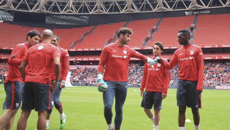 GRA167. BILBAO, 25/05/2015.- El jugador del Athletic de Bilbao, Iñaki Williams (d) y el portero Iago Herrerín (c), entre otros, en el campo de San Mamés donde el equipo prepara la final de la Copa del Rey contra el Barcelona F.C el próximo sábado. EFE/Luis Tejido