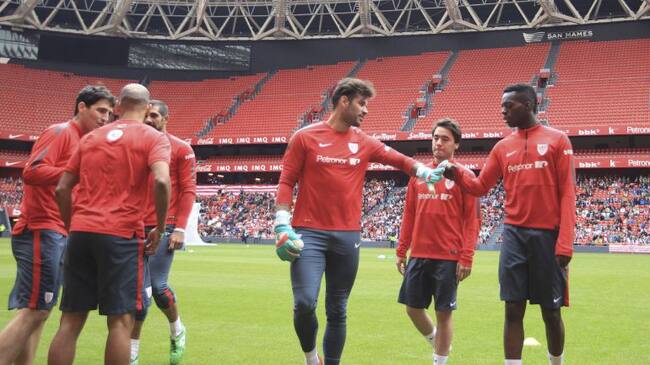 GRA167. BILBAO, 25/05/2015.- El jugador del Athletic de Bilbao, Iñaki Williams (d) y el portero Iago Herrerín (c), entre otros, en el campo de San Mamés donde el equipo prepara la final de la Copa del Rey contra el Barcelona F.C el próximo sábado. EFE/Luis Tejido