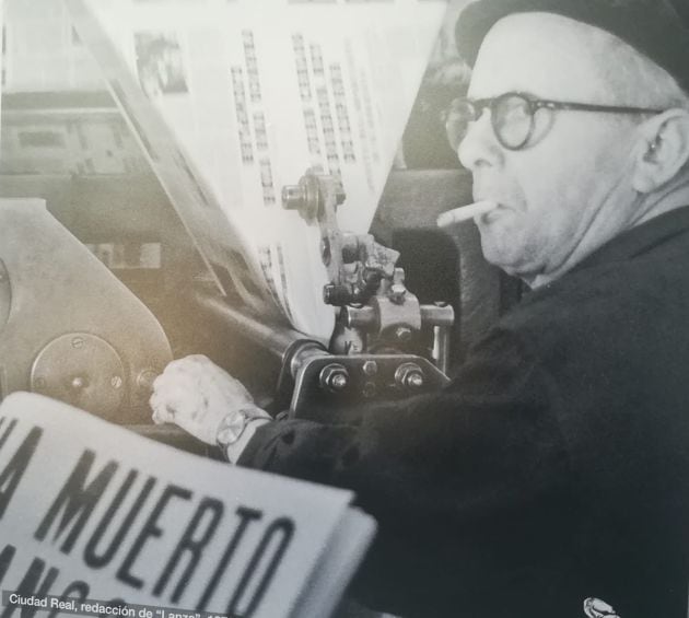Fotografía del histórico fotoperiodista ciudadrealeño Manuel Herrera Piña, en la rotativa del diario Lanza, el día de la muerte del dictador Francisco Franco