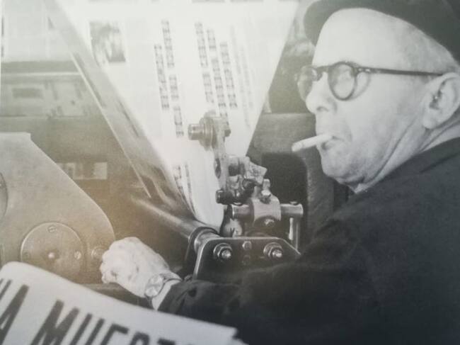 Fotografía del histórico fotoperiodista ciudadrealeño Manuel Herrera Piña, en la rotativa del diario Lanza, el día de la muerte del dictador Francisco Franco