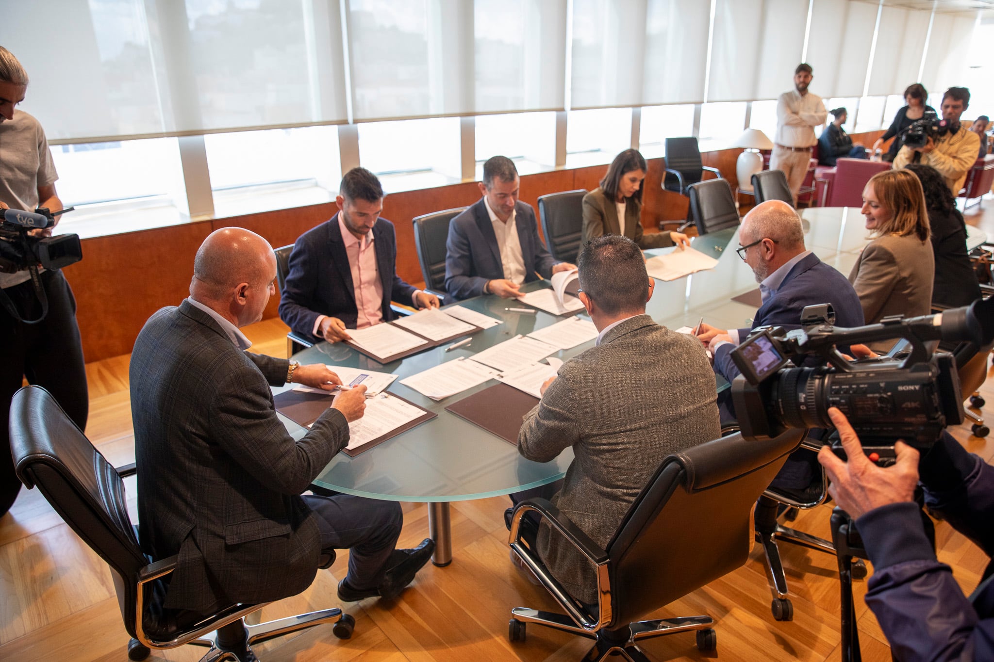 Imagen de la firma de convenios