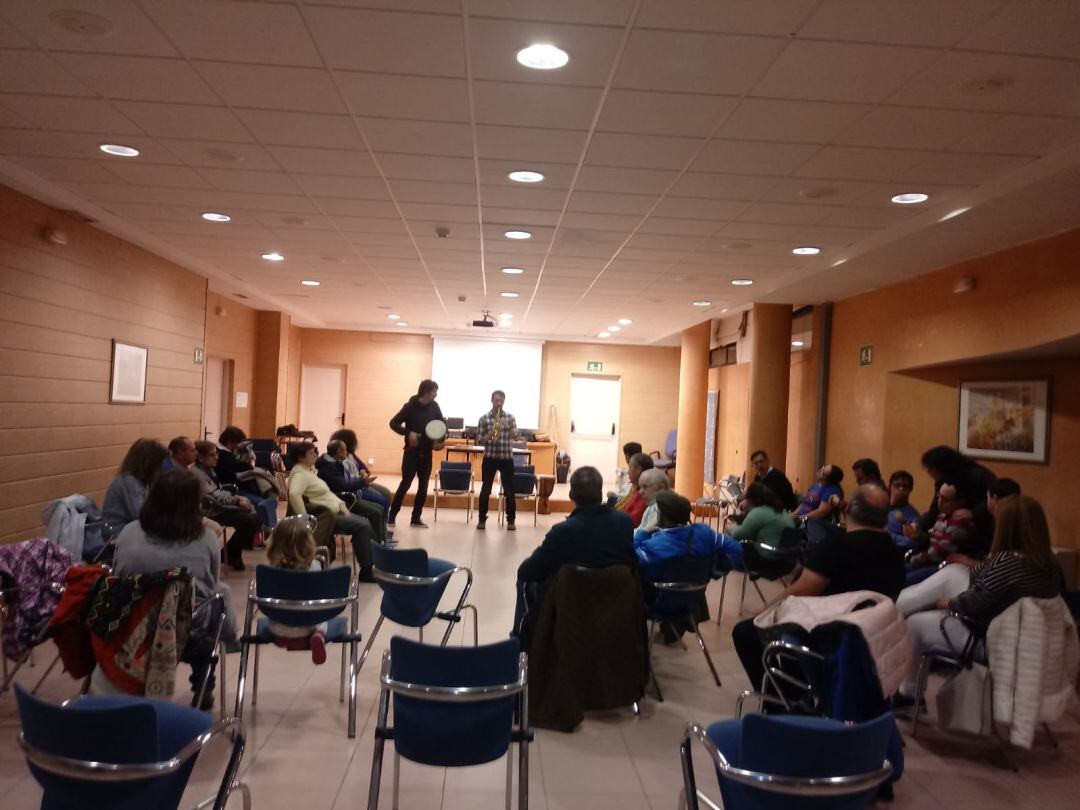 Asistentes a uno de los talleres programados en Navidad.