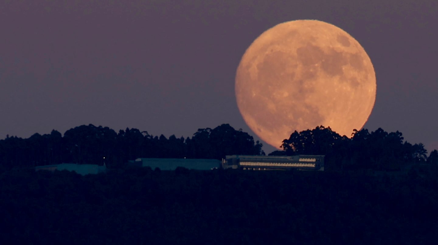 Imagen de la super luna llena de Julio, conocida como &#039;Luna de ciervo&#039;, vista hoy domingo desde la ciudad de Vigo.