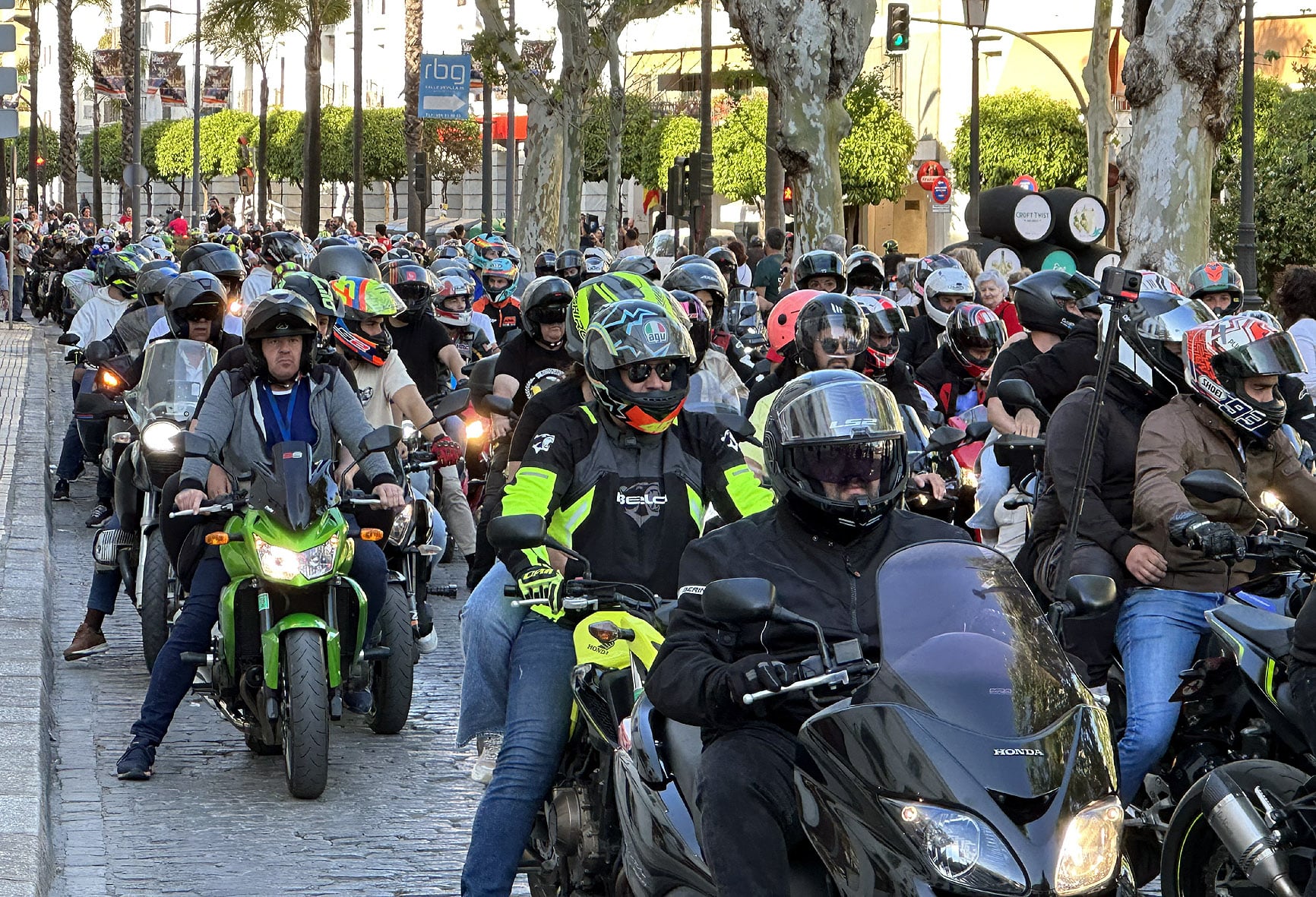 Moteros en el centro de Jerez en el GP de 2024