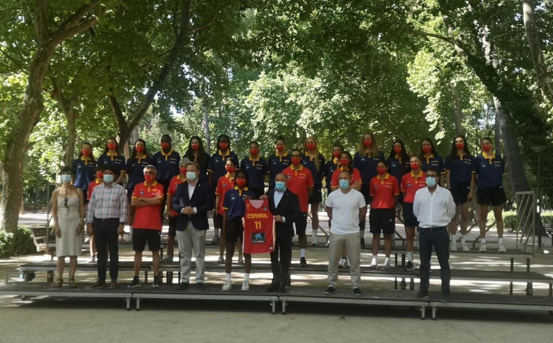 La Selección Española U19 Femenina de Baloncesto junto con los representantes políticos de la ciudad.