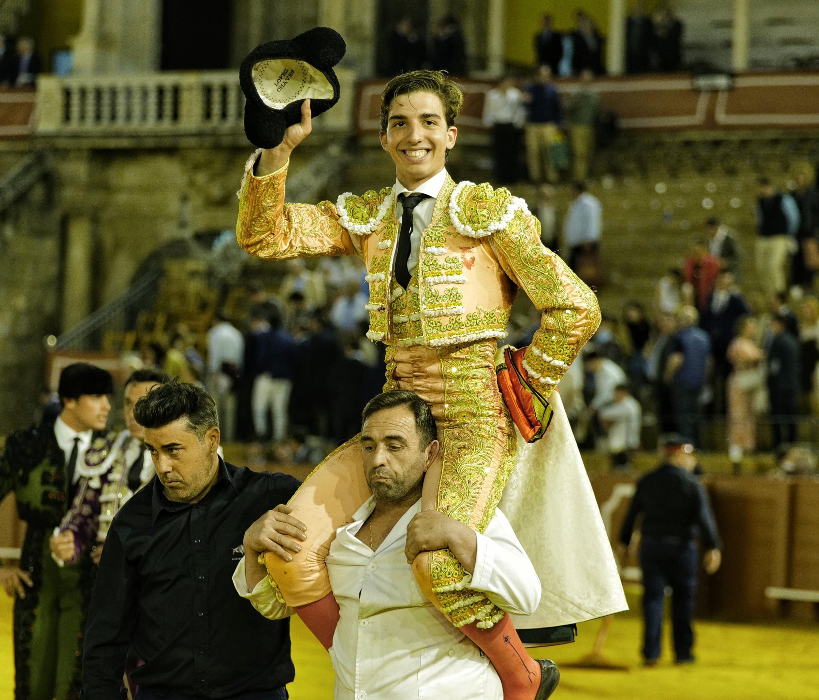El salmantino Julio Norte en su salida a hombros de la plaza de toros de Sevilla