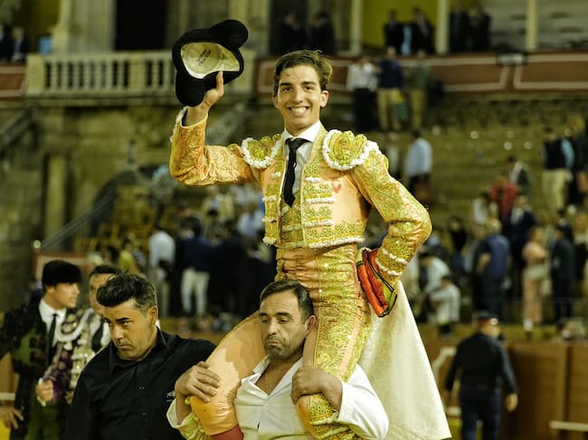 El salmantino Julio Norte en su salida a hombros de la plaza de toros de Sevilla