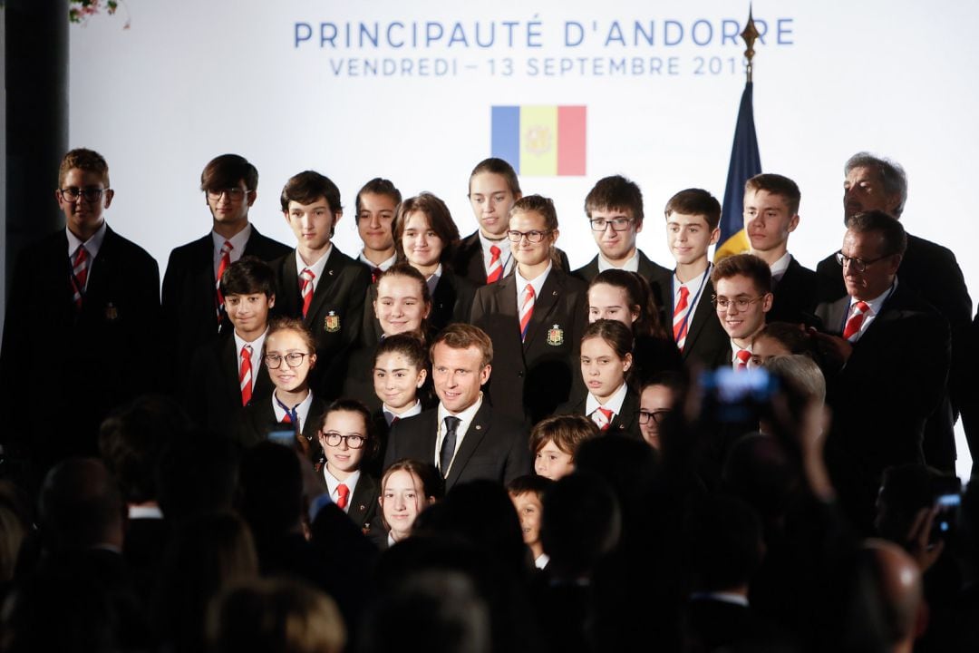 Els Petits Cantors després de l'actuació a la plaça del Poble, acompanyats del copríncep francès, Emmanuel Macron.