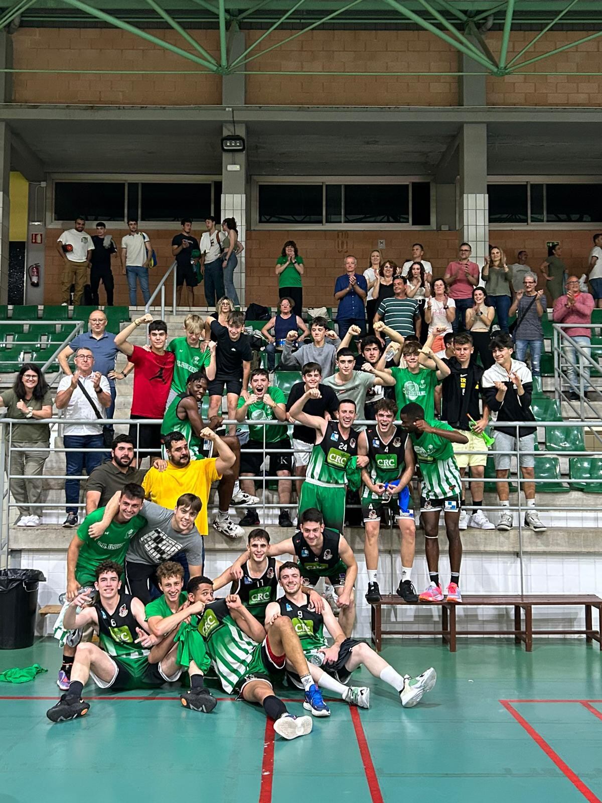 Los jugadores del Ilicitano celebran en Aldaia la permanencia en la Liga EBA