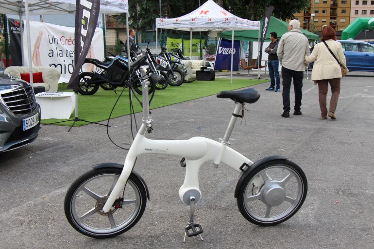 Una bicicleta elèctrica en un dels expositors de la Jornada de Mobilitat Elèctrica de l'any passat.